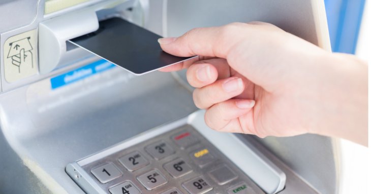 Що буде, якщо ви введете PIN-код банківської карти у зворотному порядку: чи дійсно приїде поліція