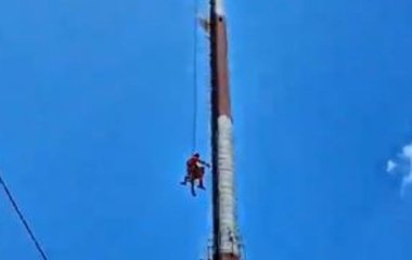 Незграбний крадій кабелів застряг на телефонній щоглі: його довелося рятувати (фото)