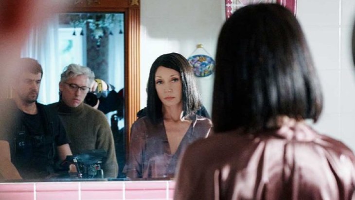 Кристину Орбакайте сняли в откровенной комбинации и парике