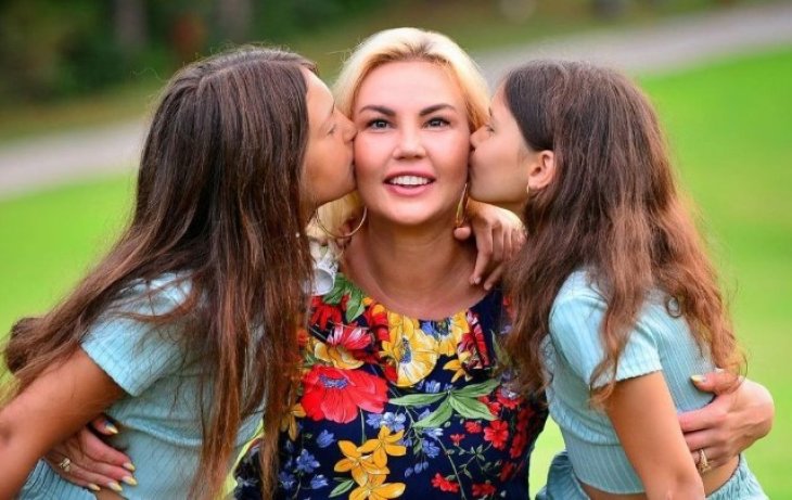Камалия показала редкое фото с дочерьми, которых ее экс-муж забрал в Лондон