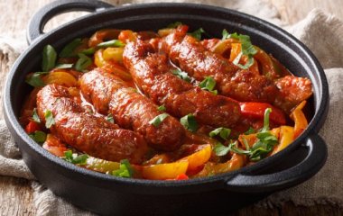 Свиные колбаски с пряными перцами