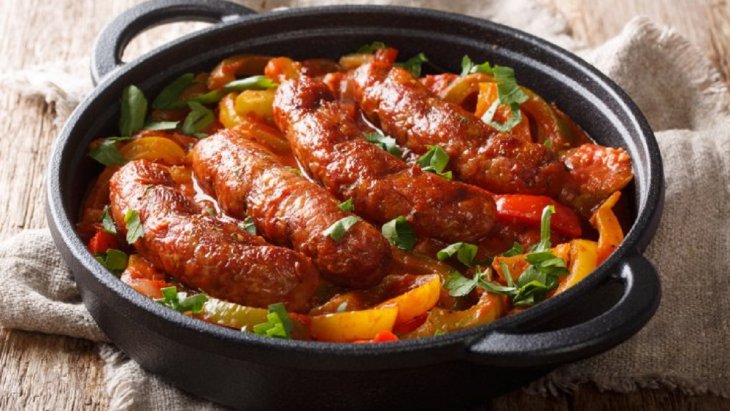 Свиные колбаски с пряными перцами