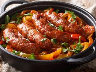 Свиные колбаски с пряными перцами