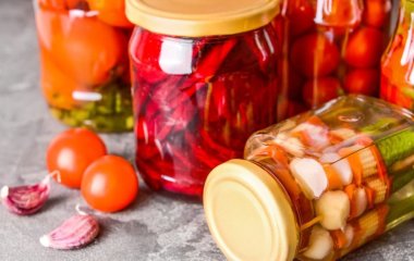 Чому не можна перевертати банки з кришками-закрутками: але всі роблять цю фатальну помилку