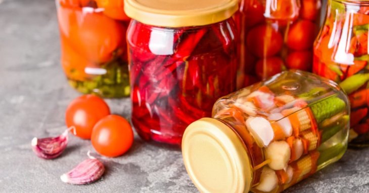 Чому не можна перевертати банки з кришками-закрутками: але всі роблять цю фатальну помилку