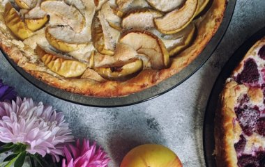 Хороша как в теплом, так и в холодном виде: рецепт пышной шарлотки с творогом