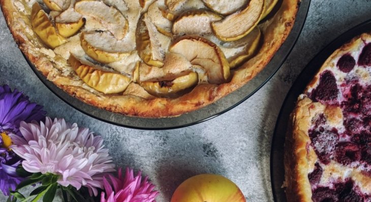 Хороша как в теплом, так и в холодном виде: рецепт пышной шарлотки с творогом