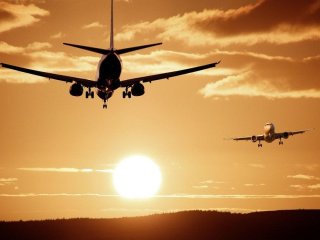За крок до трагедії: у літака вибухнула шина просто на злітній смузі