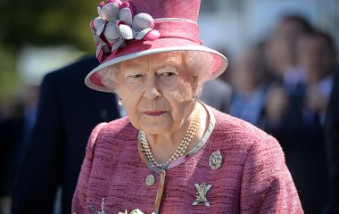Елизавета II тоже в тренде: королева Великобритании посетила церковь в модном наряде