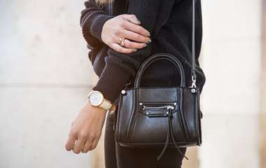 Модная женская черная сумочка на длинном ремешке, фото