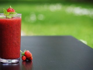 Готуємо полуничну смузі вдома: легкий рецепт
