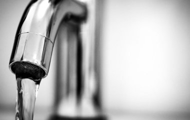 Запас води під час відключень: скільки літрів потрібно людині на добу