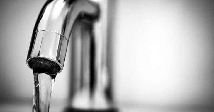 Запас води під час відключень: скільки літрів потрібно людині на добу