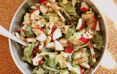 Салат с крабовыми палочками и горошком: чрезвычайно простой рецепт весеннего блюда