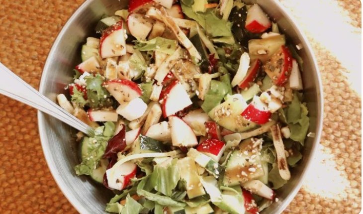 Салат с крабовыми палочками и горошком: чрезвычайно простой рецепт весеннего блюда