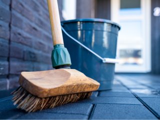 Как отмыть тротуарную плитку во дворе: самый простой способ