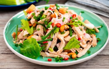 Куриная грудка, капуста, сухарики: рецепт простого, но очень вкусного салата