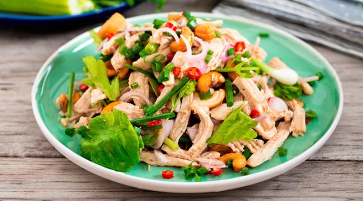 Куриная грудка, капуста, сухарики: рецепт простого, но очень вкусного салата