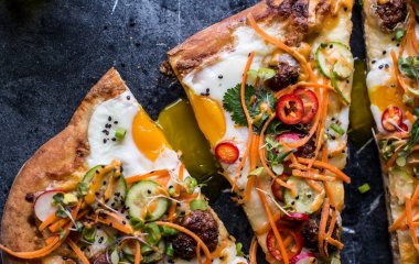 Рецепт неймовірної піци з м'ясними кульками, яйцями та овочевими добавками