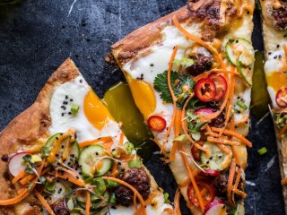Рецепт невероятной пиццы с мясными шариками, яйцами и овощными добавками