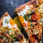 Рецепт невероятной пиццы с мясными шариками, яйцами и овощными добавками