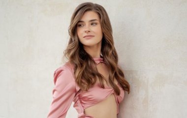 23-летняя жена Владимира Остапчука блеснула обнаженной грудью