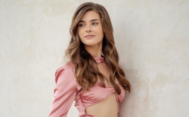 23-летняя жена Владимира Остапчука блеснула обнаженной грудью