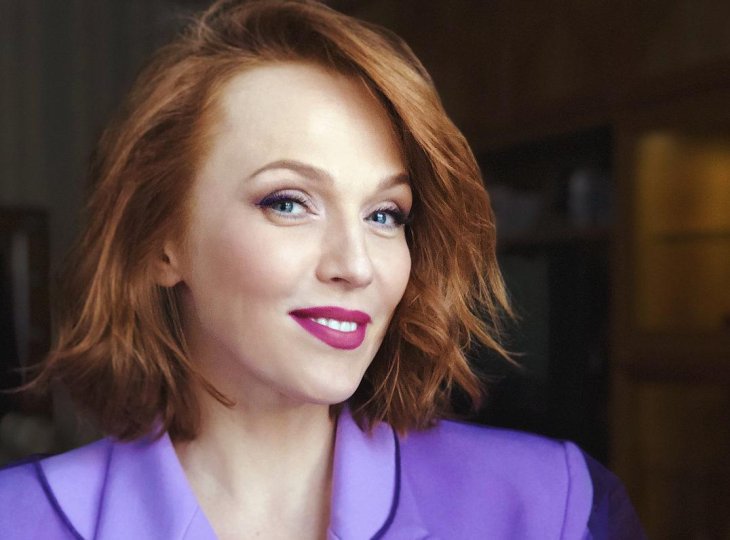 Альбина Джанабаева позировала в роскошном вечернем платье