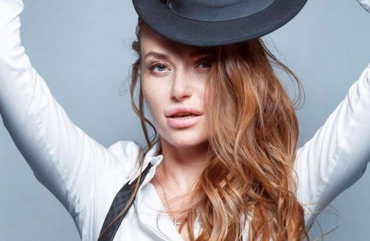 Слава Каминская в ярком образе прогулялась по Подолу