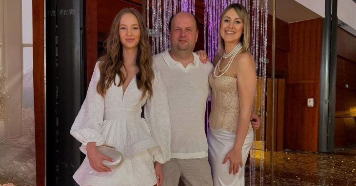 Віктор Бронюк похизувався донькою-випускницею та як із дружиною вітав її з останнім дзвоником
