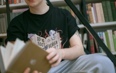 Бэйби-футболки: как майки из детского отдела незаметно вошли в моду