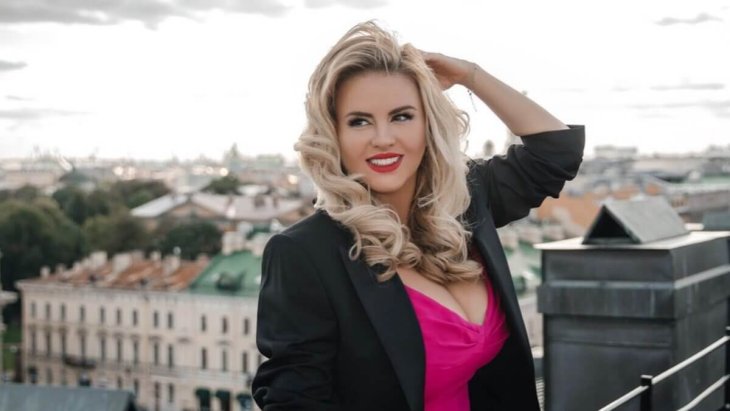 Анна Семенович на отдыхе отказалась от макияжа