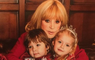 Алла Пугачева показала маленькую дочь в купальнике