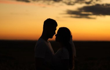 Психологи радять усім парам правило 2-2-2: одна проста звичка може врятувати навіть стосунки на межі
