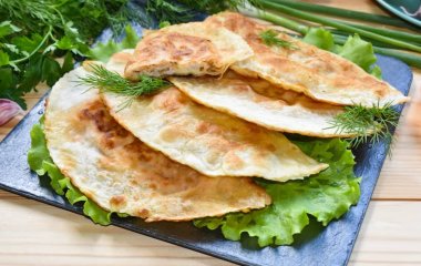 Альтернатива мясу: готовим румяные чебуреки с капустой