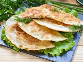 Альтернатива мясу: готовим румяные чебуреки с капустой