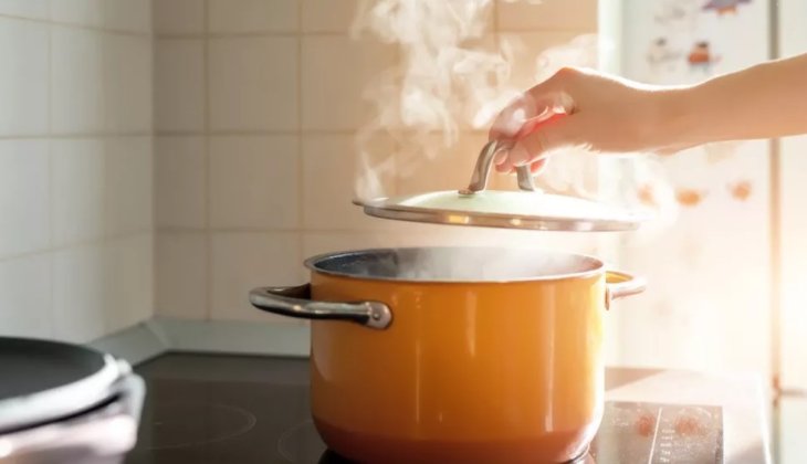Лікарі пояснили, чому варити треба із закритою кришкою: Вирішують дві хвилини