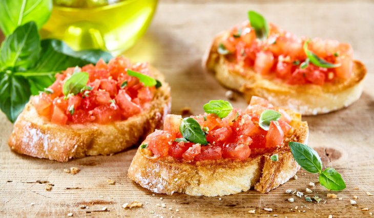 Брускетта с помидорами: классический итальянский рецепт