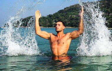 Виталий Козловский показал косые мышцы пресса