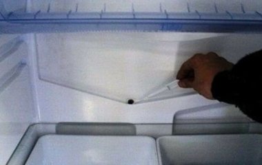 Навіщо в холодильнику дірка: 99% людей про це не знають