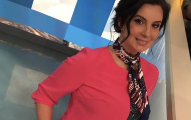 Екатерина Стриженова позировала в подсолнухах