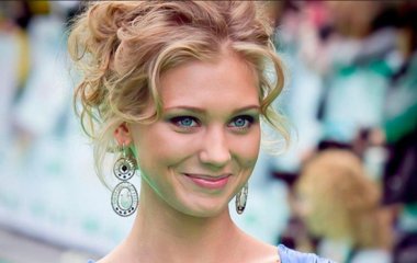 Кристина Асмус позировала на капоте советского автомобиля