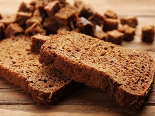 Хлебные сухари к салатам и супу: рецепт