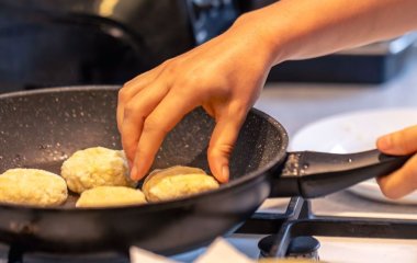 Що робити, щоб котлети не прилипали до сковороди й не розвалювалися: 6 кулінарних хитрощів