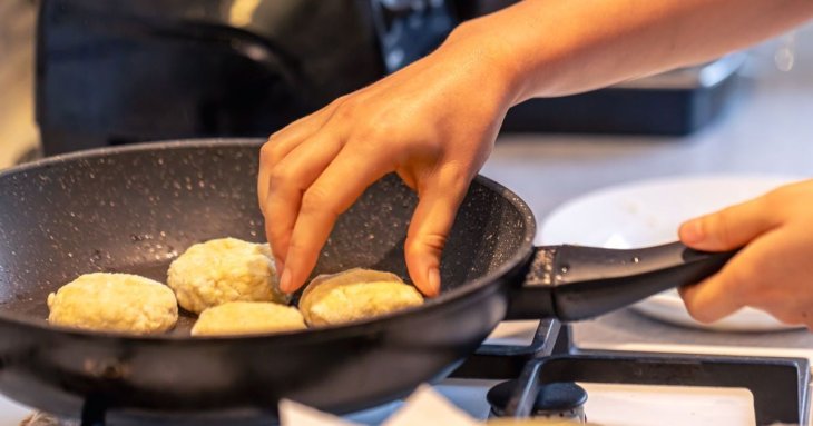 Що робити, щоб котлети не прилипали до сковороди й не розвалювалися: 6 кулінарних хитрощів