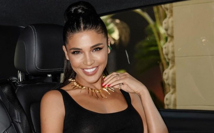 Полуобнаженная Санта Димопулос похвасталась своей фигурой, лежа на столе