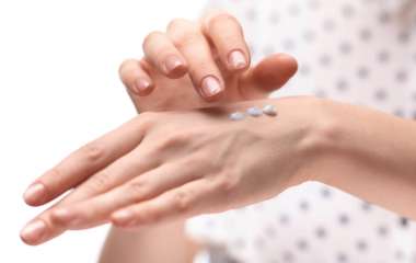 Как предотвратить старение кожи рук? Рекомендации специалистов и рецепты домашних средств