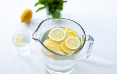 Стакан воды на ночь: полезно ли это и когда лучше пить
