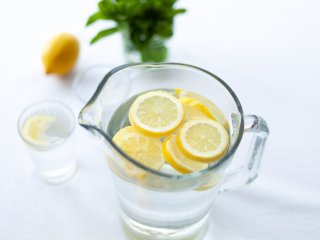 Склянка води на ніч: чи корисно це і коли краще пити