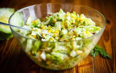 Молодая капуста с ветчиной и сыром: рецепт салата с легким соусом.
